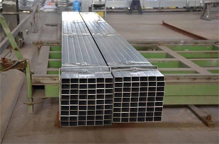 Оцинкованный квадратный полый профиль 25*25*3.0